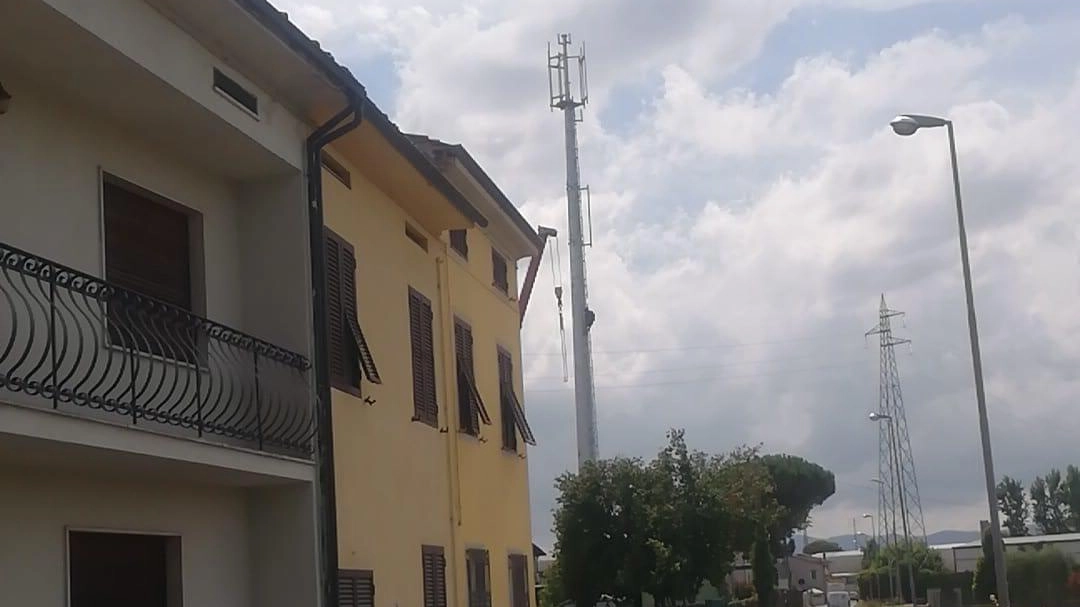 Il ripetitore installato da due giorni tra le case di via dei Banchieri
