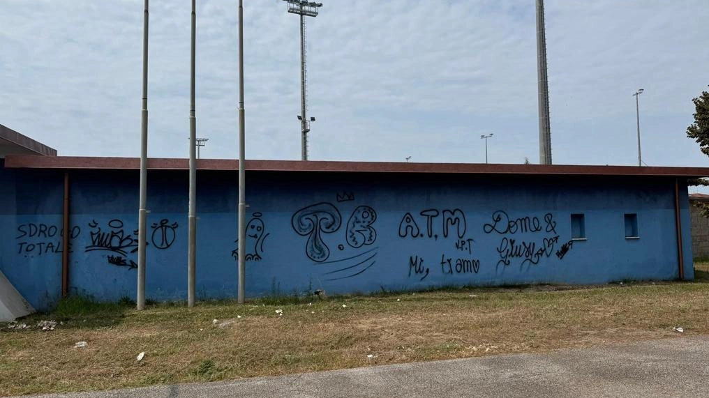 Scritte e disegni sullo stadio “Ferracci“ in gestione alla società Titani Rugby