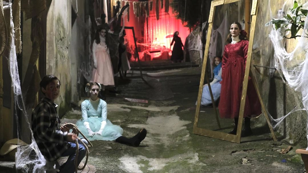 Il borgo storico di Albiano Magra si trasforma tra laboratori per i più piccoli, spettacoli, musica e una location per l’horror Il borgo storico di Albiano Magra si trasforma tra laboratori per i più piccoli, spettacoli, musica e una location per l’horror