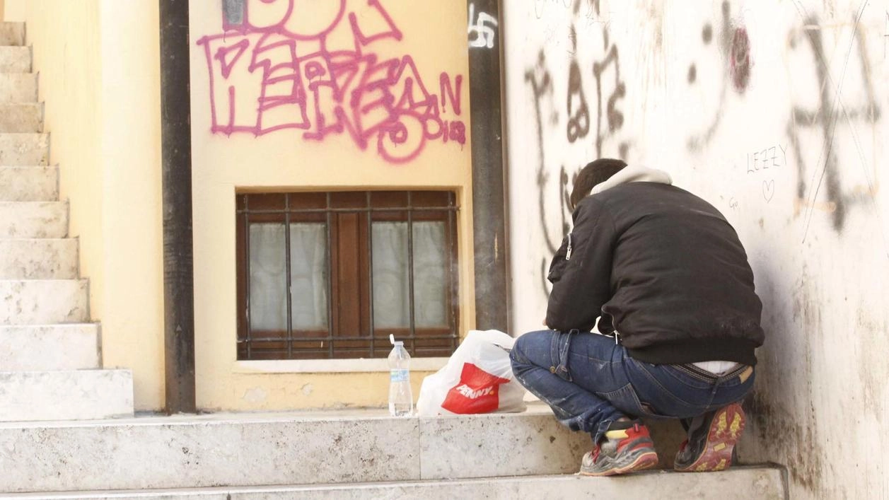 Le scalette del Metropolitan punto di ritrovo di giovanissimi. Verifiche della Finanza con i cani nella zona di San Domenico . . Le scalette del Metropolitan punto di ritrovo di giovanissimi. Verifiche della Finanza con i cani nella zona di San Domenico . .