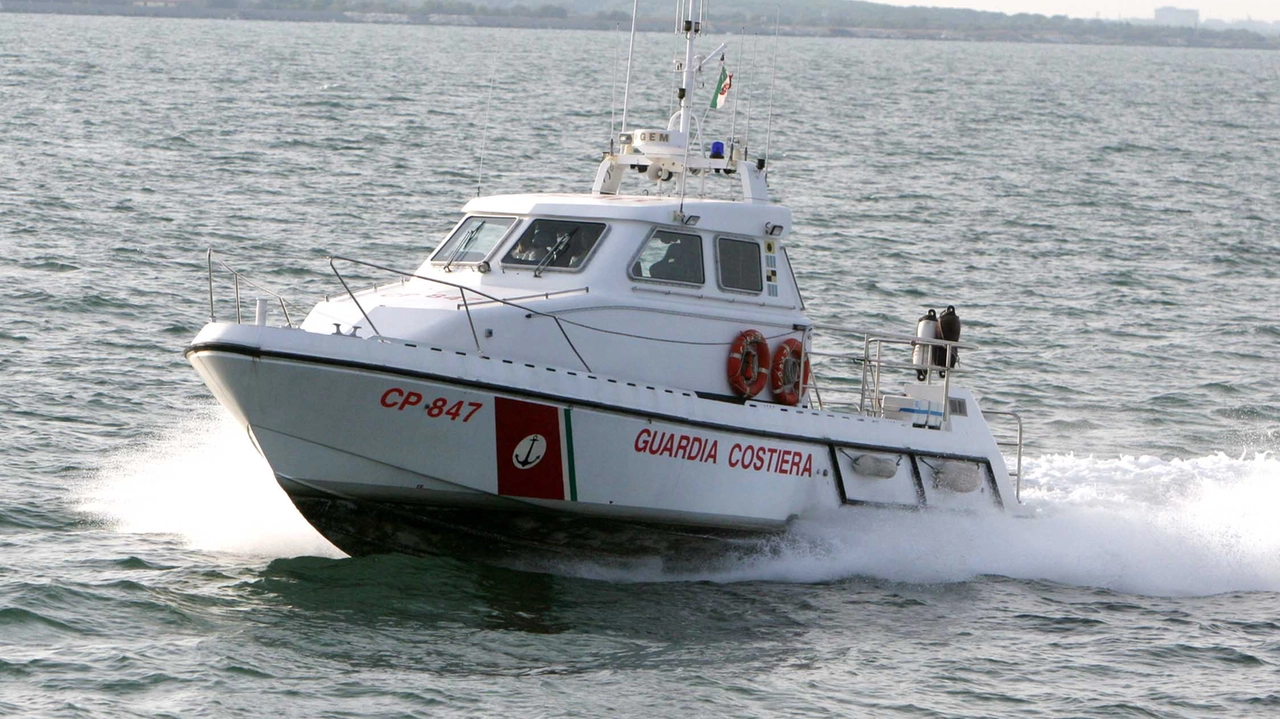 Una motovedetta della Guardia Costiera. E' stata la Capitaneria di Piombino a recuperare il corpo Una motovedetta della Guardia Costiera. E' stata la Capitaneria di Piombino a recuperare il corpo