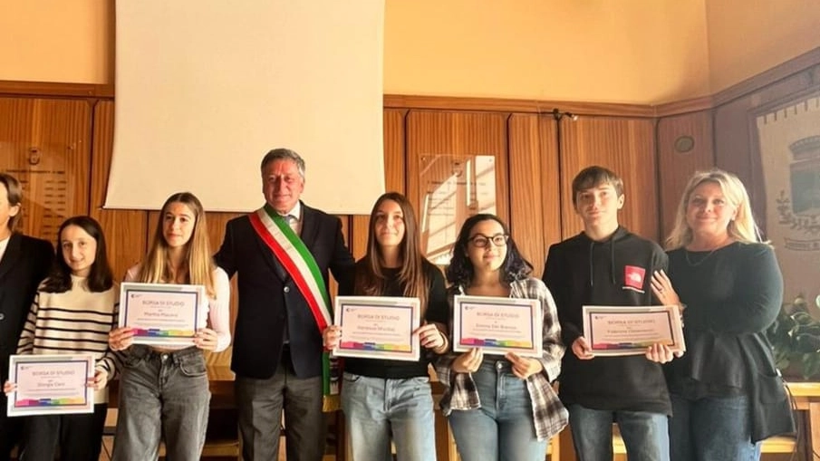 I ragazzi premiati con il sindaco e l'assessore all'istruzione I ragazzi premiati con il sindaco e l'assessore all'istruzione