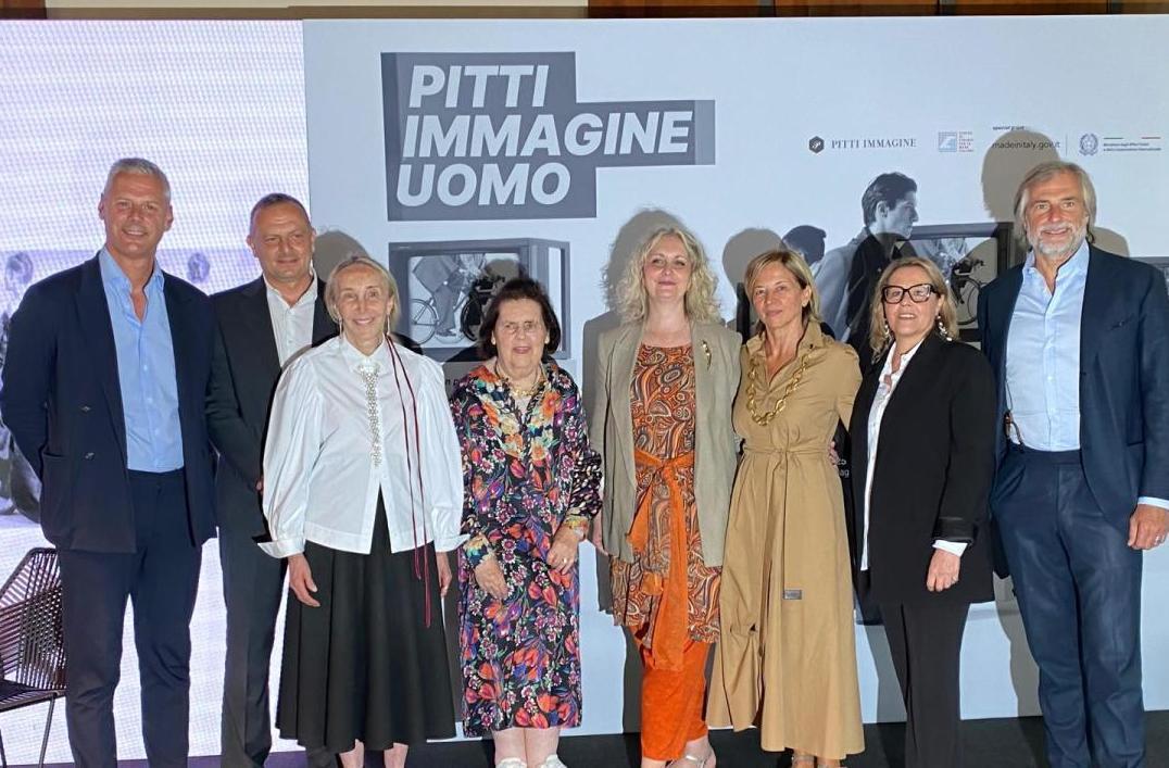 https://www.lanazione.it/image-service/view/acePublic/alias/contentid/ZWUyZGEzZDYtNGFmNy00/0/alaia-e-balenciaga-maestri-del-novecento-al-museo-del-tessuto.jpeg