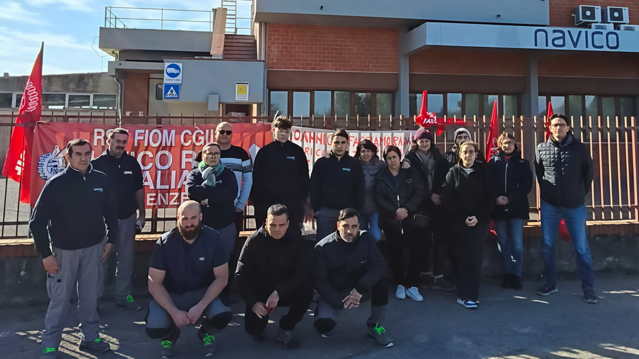 Il gruppo di lavoratori ieri davanti ai cancelli della fabbrica: ieri è stata una giornata molto particolare Il gruppo di lavoratori ieri davanti ai cancelli della fabbrica: ieri è stata una giornata molto particolare