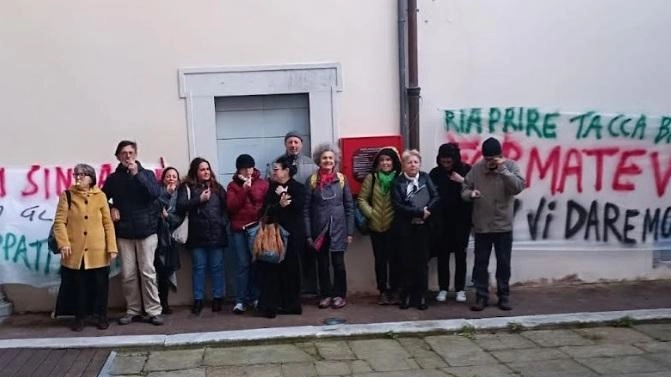 Una dozzina di attivisti fuori da Palazzo Mediceo al termine del consiglio