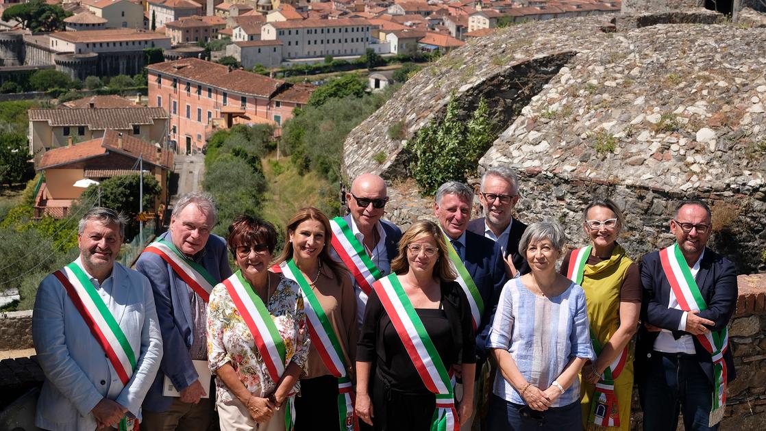 Comuni al fianco di Sarzana. Lo storico patto in Fortezza sancito nel nome della cultura Comuni al fianco di Sarzana. Lo storico patto in Fortezza sancito nel nome della cultura