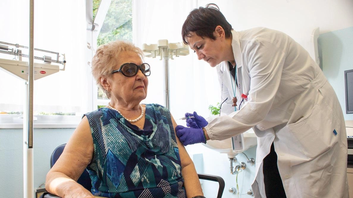 Per gli over 60 anni è possibile anche richiedere di vaccinarsi in farmacia Per gli over 60 anni è possibile anche richiedere di vaccinarsi in farmacia