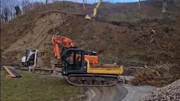 Il sindaco Bacci: "Abbiamo trovato una soluzione emergenziale con i semafori a senso unico". L’interruzione getta timori di ricadute sul turismo. E si prospetta un intervento più complesso.