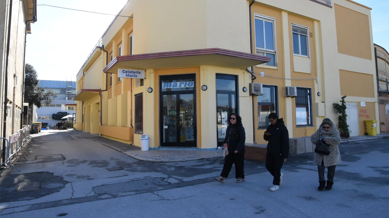 Tolte le impalcature, la facciata del Politeama torna a nuova vita Tolte le impalcature, la facciata del Politeama torna a nuova vita