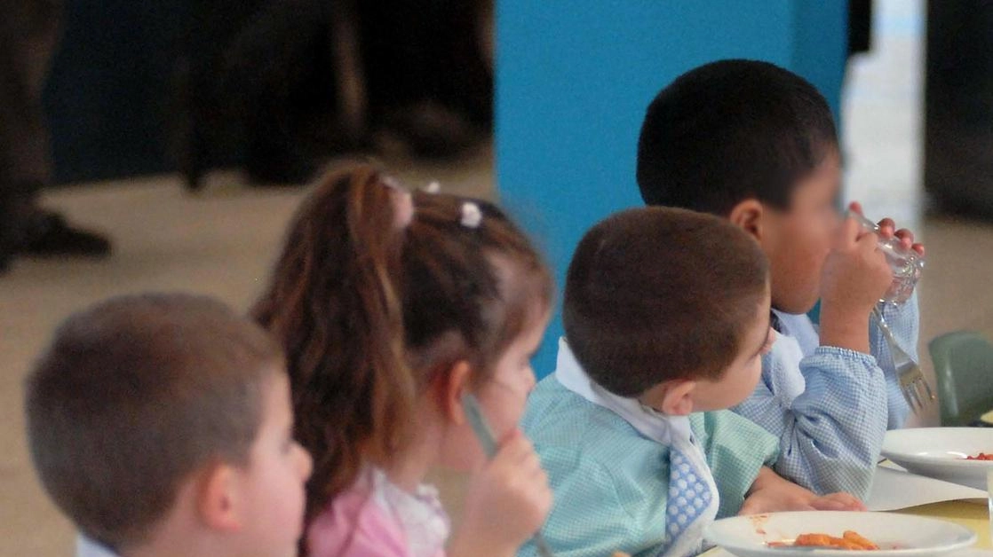 Alcuni piccoli studenti durante un pranzo nella sala mensa di una scuola (foto d’archivio) Alcuni piccoli studenti durante un pranzo nella sala mensa di una scuola (foto d’archivio)