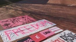 Alcuni degli striscioni realizzati dai bambini della IV B della scuola primaria «Fabio Filzi», istituto comprensivo Tongiorgi di Pisa che saranno mostrati. durante l’iniziativa Alcuni degli striscioni realizzati dai bambini della IV B della scuola primaria «Fabio Filzi», istituto comprensivo Tongiorgi di Pisa che saranno mostrati. durante l’iniziativa