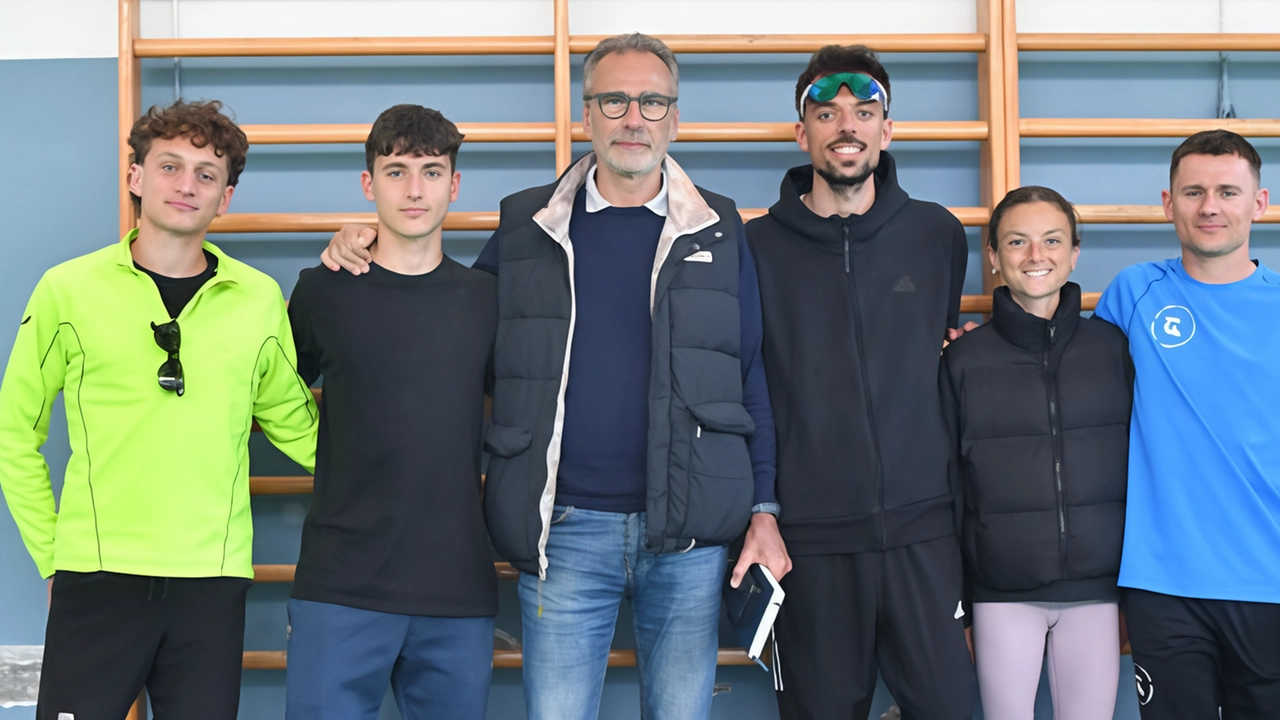 I campioni di atletica leggera con l’allenatore Piero Incalza alla media Giorgini (foto Nizza)