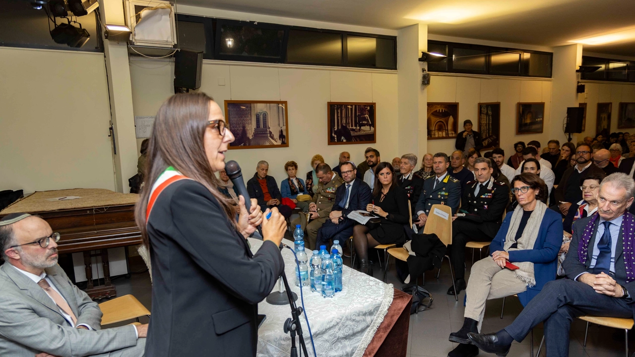 Un anno dal massacro in Israele, l'intervento della sindaca Funaro alla commemorazione in sinagoga (New Press Photo) Un anno dal massacro in Israele, l'intervento della sindaca Funaro alla commemorazione in sinagoga (New Press Photo)