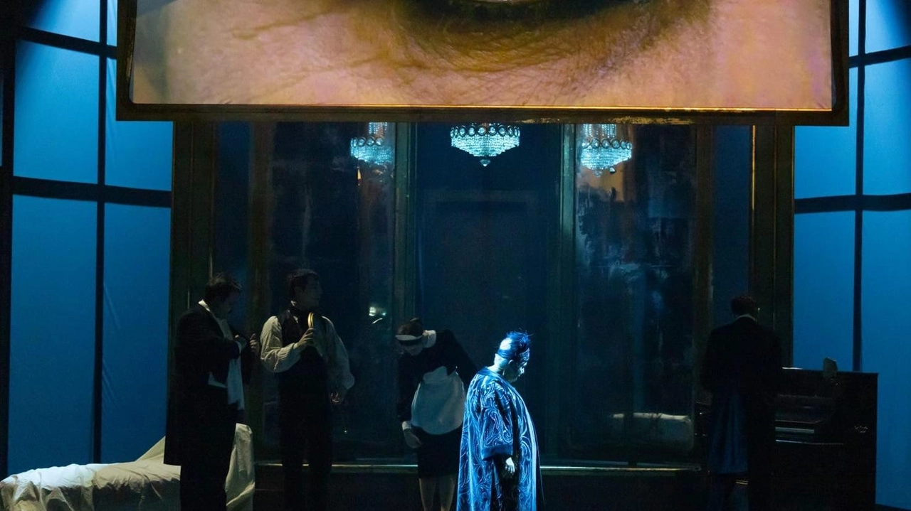 La tournée di "Magnifica presenza" di Ferzan Ozpetek riparte dall'Umbria con adattamento teatrale di un suo film cult. In scena a Spoleto con una compagnia di attori esplosivi. Storia di illusioni e realtà, amore e cinismo. La tournée di "Magnifica presenza" di Ferzan Ozpetek riparte dall'Umbria con adattamento teatrale di un suo film cult. In scena a Spoleto con una compagnia di attori esplosivi. Storia di illusioni e realtà, amore e cinismo.