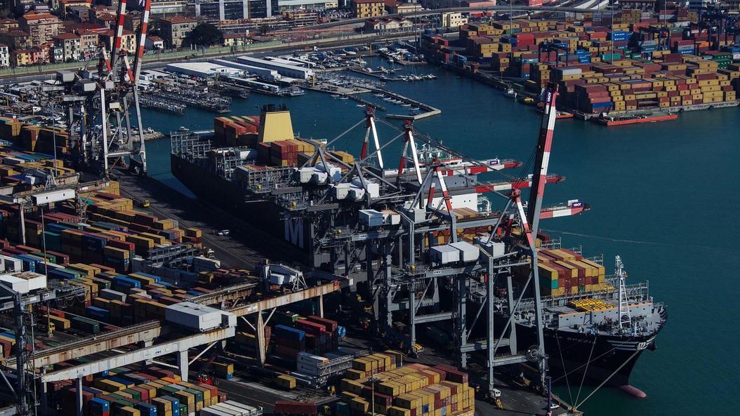 dragaggi via alle analisi i fanghi del porto spezzino nella nuova diga di genova