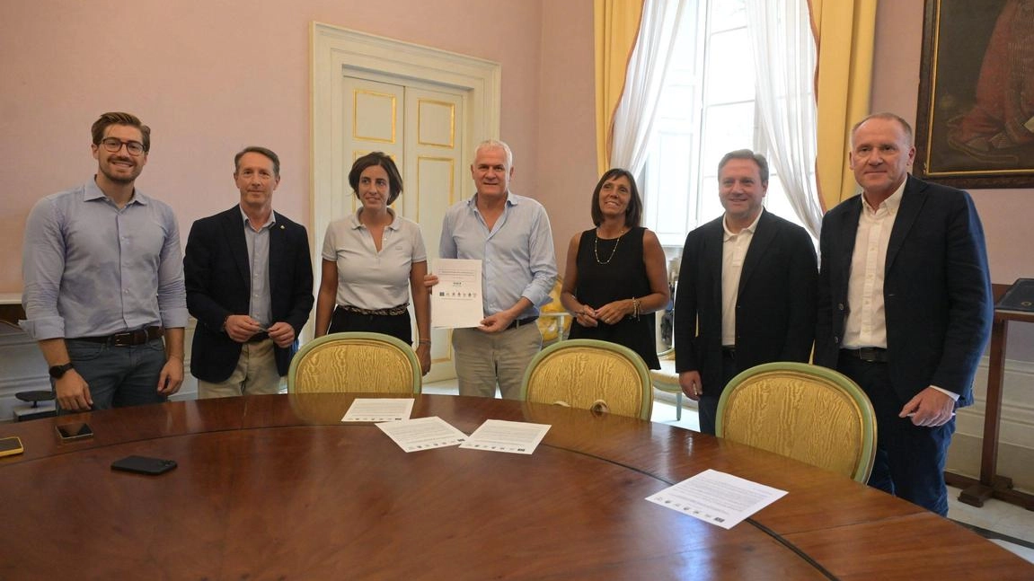 Il vice sindaco di Capannori Matteo Francesconi, con l’assessore del comune di Lucca Remo Santini e la sindaca di Altopascio Sara D’Ambrosio giovedì a palazzo Ducale per la firma dell’intesa sulla mobilità (. foto Alcide