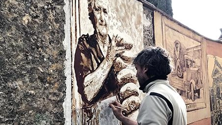 A Casoli, borgo sulle Alpi Apuane, l'eredità artistica di Rosario Murabito vive nei sgraffiti che decorano le case, raccontando storie e tradizioni. A Casoli, borgo sulle Alpi Apuane, l'eredità artistica di Rosario Murabito vive nei sgraffiti che decorano le case, raccontando storie e tradizioni.