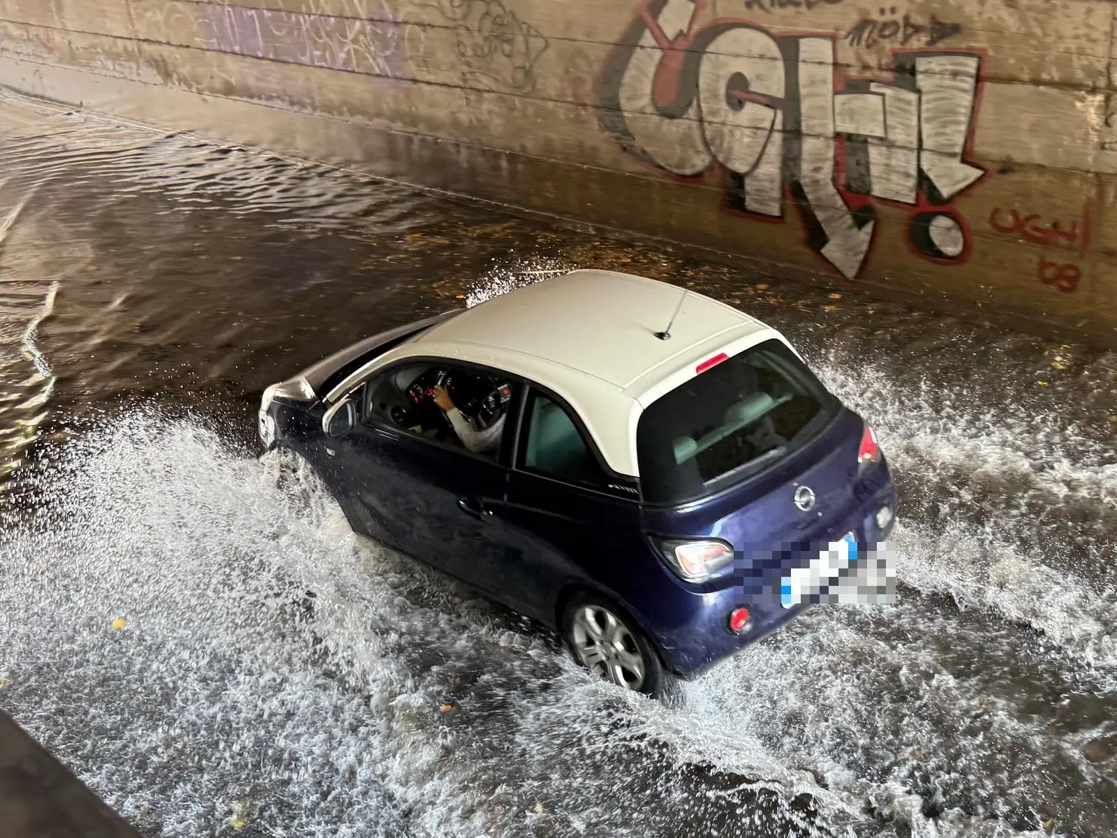 Firenze, strade allagate per la pioggia: forte temporale, cade anche un albero. “Attenzione ai torrenti”