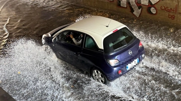Firenze, strade allagate per la pioggia: forte temporale, cade anche un albero. “Attenzione ai torrenti”