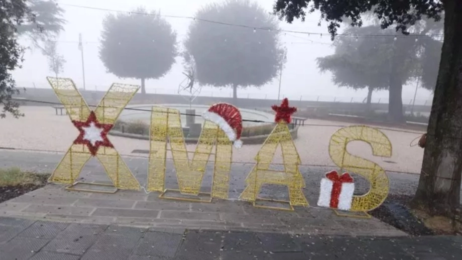 La scritta dorata posta davanti ai giardini pubblici con il classico 'Xmas' La scritta dorata posta davanti ai giardini pubblici con il classico 'Xmas'