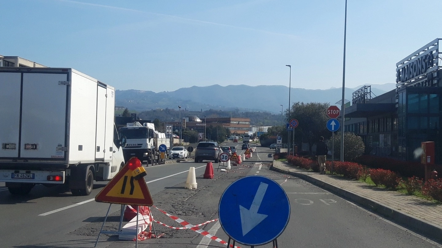 Sarziana, la porzione dall’uscita dell’autostrada in direzione dei centri commerciali è stata interdetta al transito dei mezzi