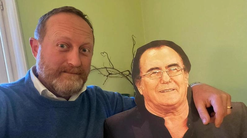 Daniele Spada con la sagoma di Albano, che accoglie gli ospiti nelle sere di Sanremo Daniele Spada con la sagoma di Albano, che accoglie gli ospiti nelle sere di Sanremo