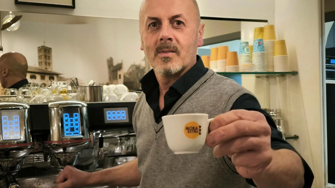 Dietro al bancone de Il Caffè dei Famosi c’è Roberto Bandoni. La sua è una delle attività che hanno scelto... Dietro al bancone de Il Caffè dei Famosi c’è Roberto Bandoni. La sua è una delle attività che hanno scelto...