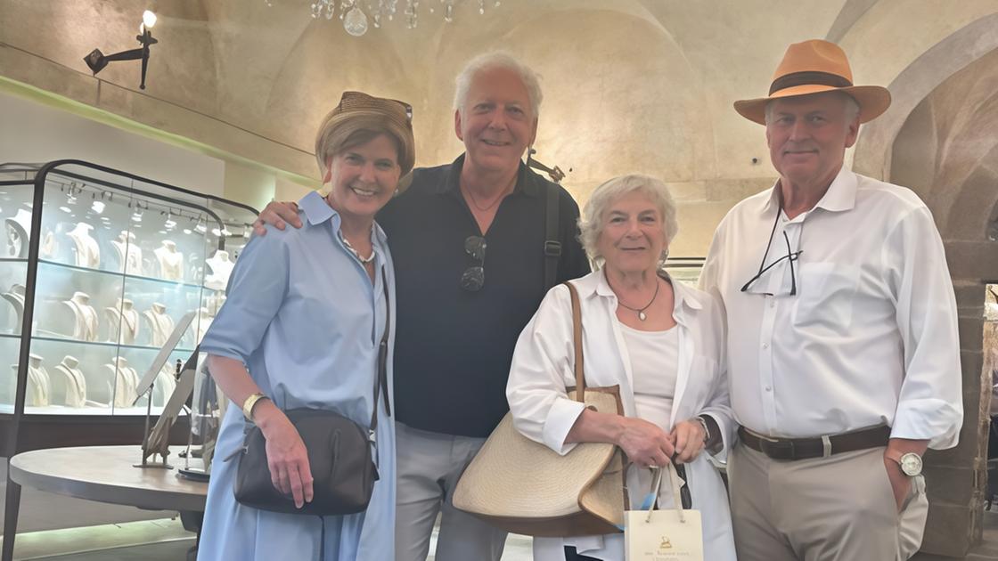 https://www.lanazione.it/image-service/view/acePublic/alias/contentid/ZWVlYzA2ZGUtNGM3MS00/0/grisham-stregato-da-cortona-turista-e-ospite-di-frances-mayes-cerchera-una-casa-nella-zona.jpeg?f=16:9&w=1200&h=630