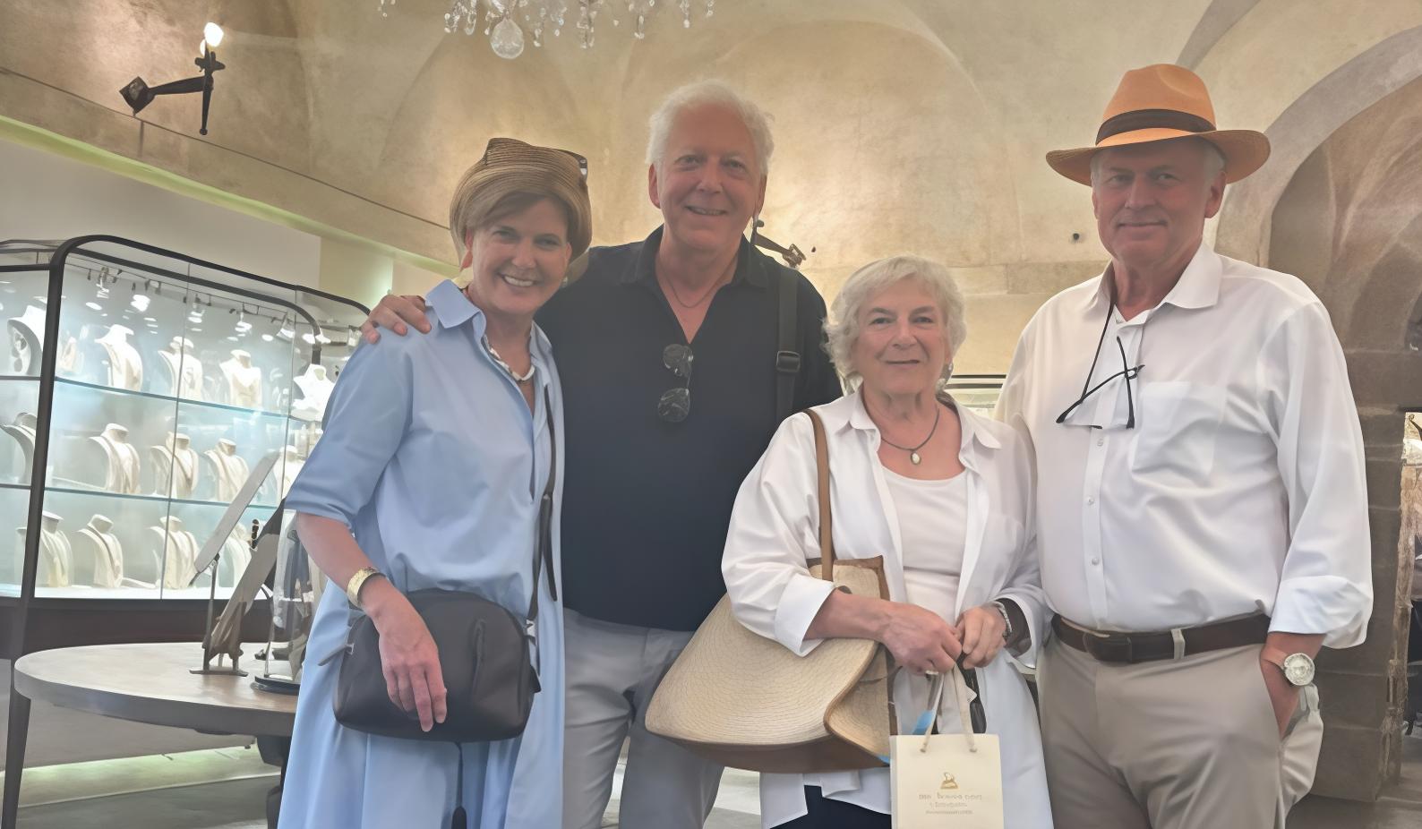 Grisham stregato da Cortona. Turista e ospite di Frances Mayes. Cercherà una casa nella zona