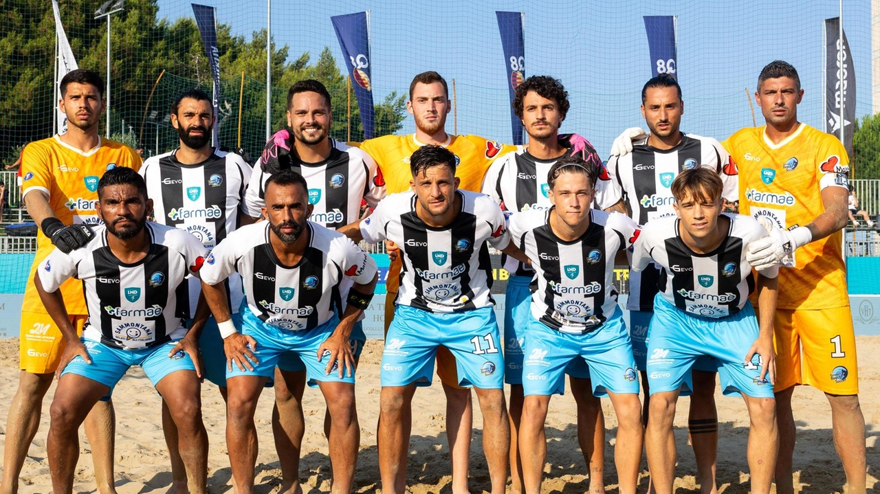 La formazione del Viareggio Beach Soccer in campo ieri contro il Pisa nel quarto vinto La formazione del Viareggio Beach Soccer in campo ieri contro il Pisa nel quarto vinto