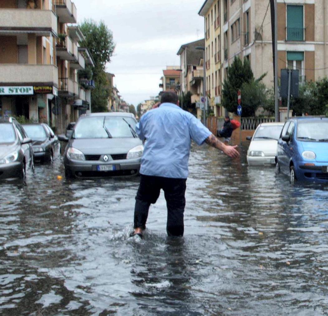 temporale da record numeri pi249 visti dal 1966 in versilia disagi contenuti