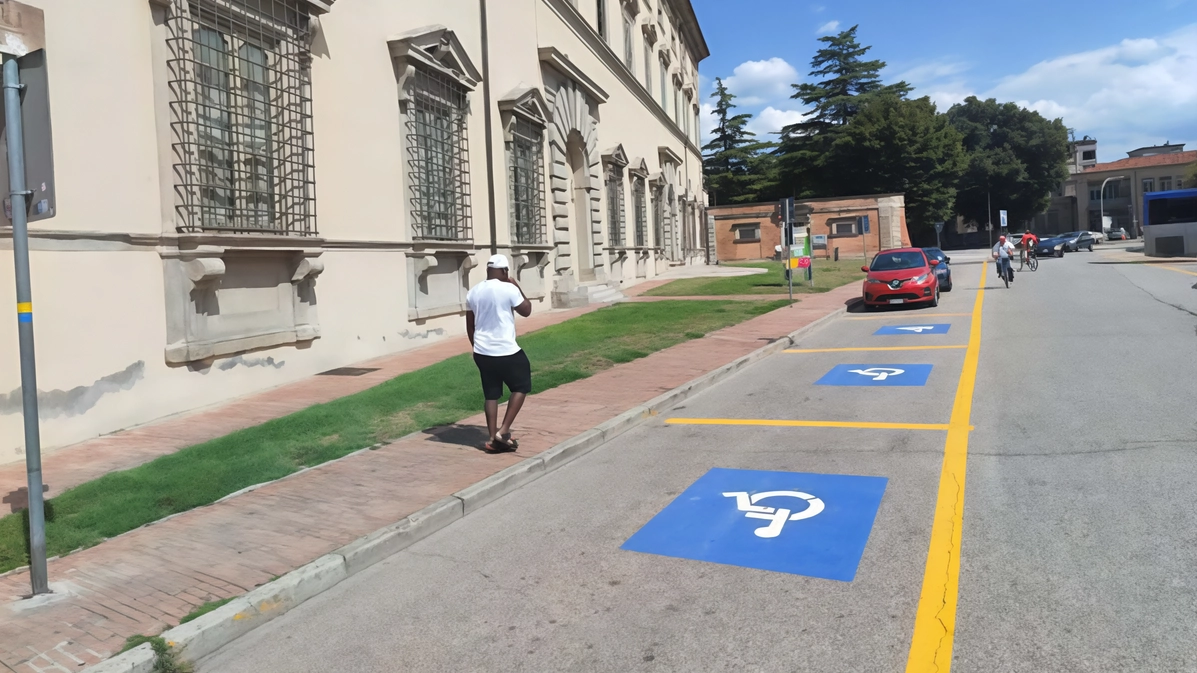 I nuovi parcheggi riservati alle categorie protette in piazza Garibaldi I nuovi parcheggi riservati alle categorie protette in piazza Garibaldi