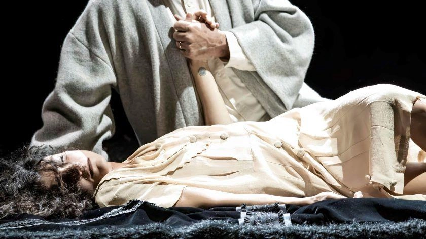 Elio De Capitani e Viola Marietti (nella foto di Laila Pozzo) in una scena di «Re Lear», che. è in programma martedì al Teatro Fonderia Leopolda di Follonica Elio De Capitani e Viola Marietti (nella foto di Laila Pozzo) in una scena di «Re Lear», che. è in programma martedì al Teatro Fonderia Leopolda di Follonica