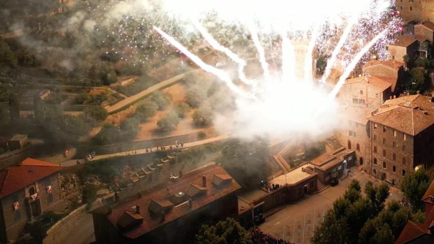 Ecco il Palio delle barche. Incendio del castello. I quattro rioni si sfidano Ecco il Palio delle barche. Incendio del castello. I quattro rioni si sfidano