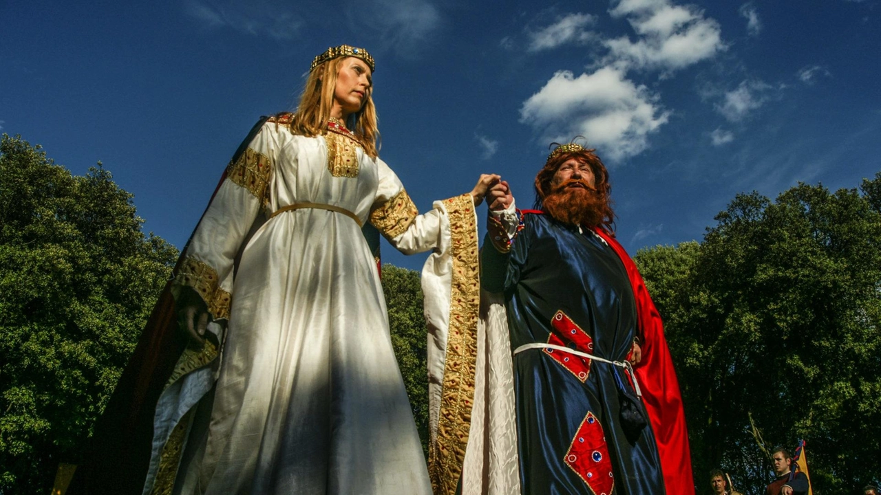 L’imperatore Federico I di Svevia Il Barbarossa è pronto per varcare le mura di San Quirico d’Orcia