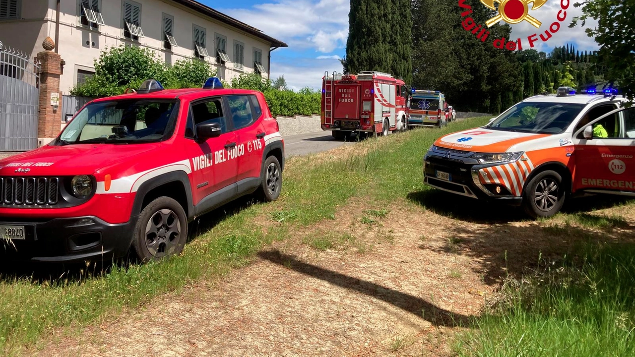 L'intervento dei vigili del fuoco e del 118 a Montespertoli dove è avvenuto l'incidente mortale L'intervento dei vigili del fuoco e del 118 a Montespertoli dove è avvenuto l'incidente mortale