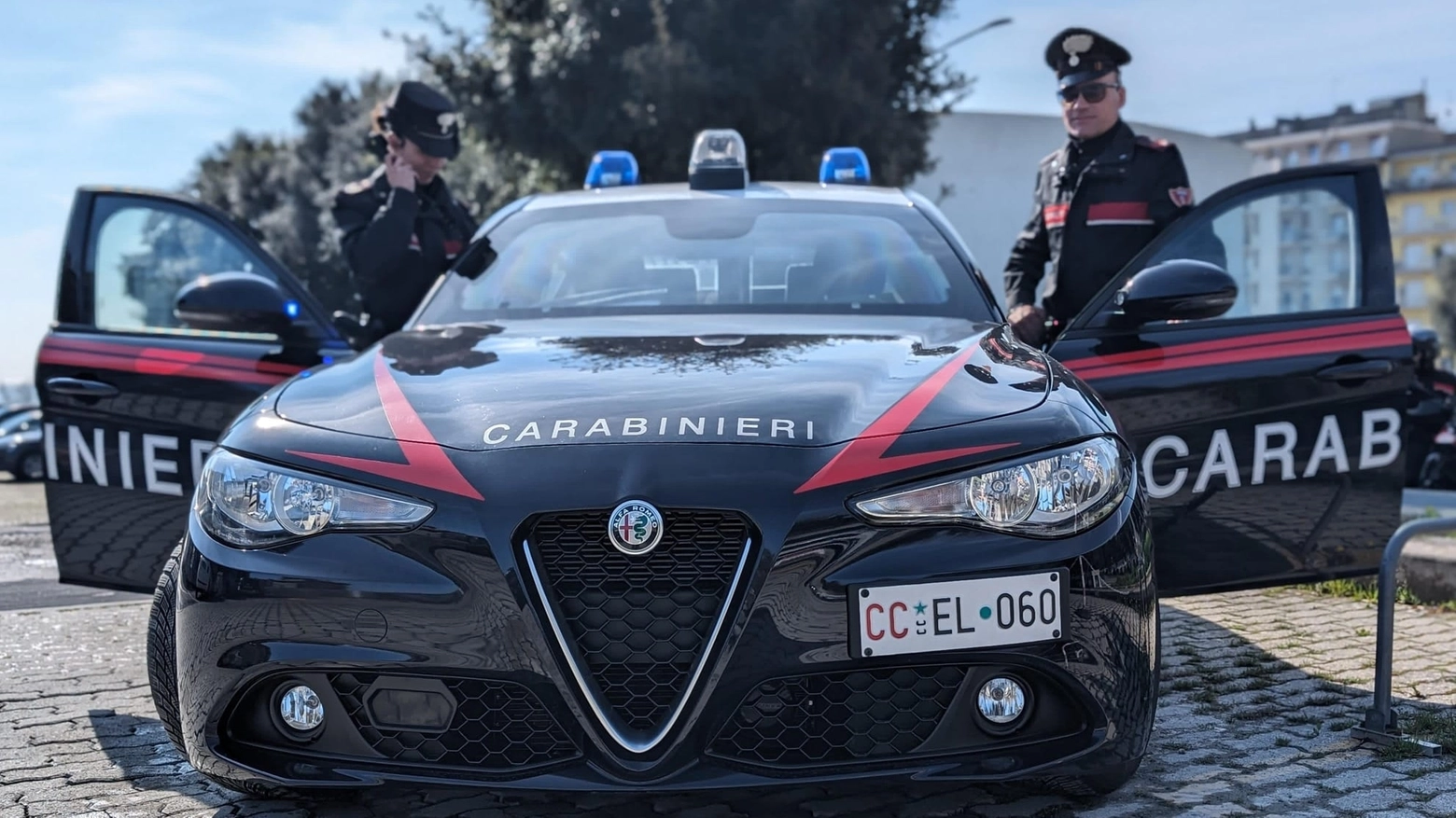 Si sono finti marescialli dei carabinieri per comunicarle false notizie sul figlio. Intervengono i veri carabinieri