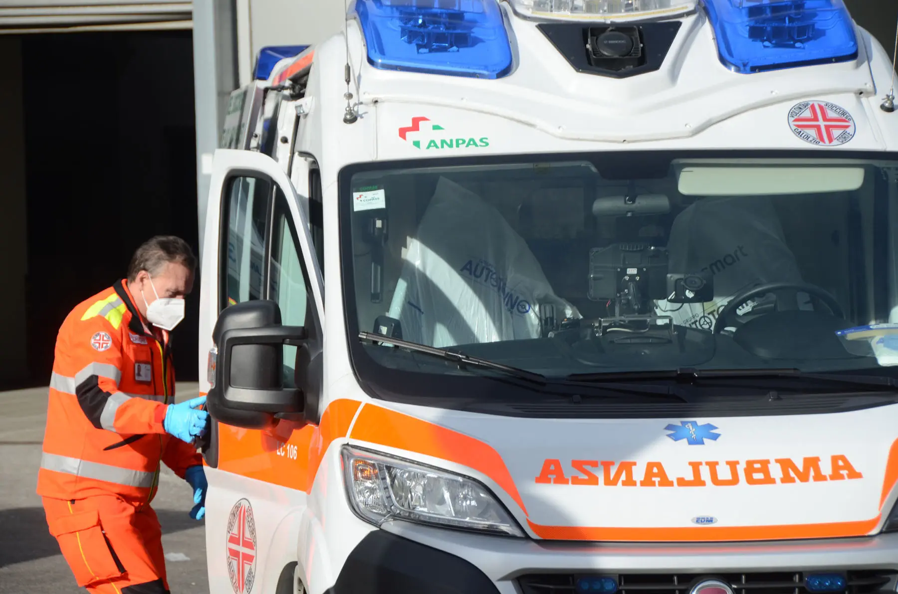 Cade da 5 metri, incidente sul lavoro: portato in ospedale, codice rosso
