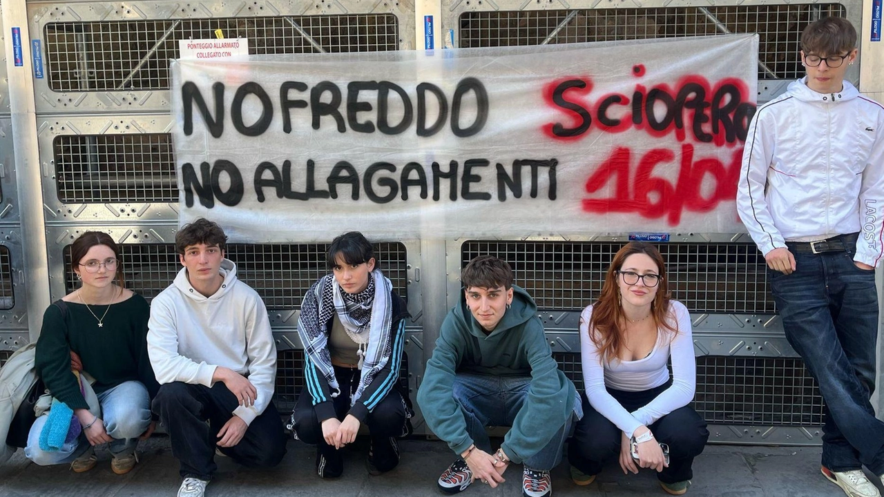 Una delegazione deglis tudenti davanti allo striscione che spiega alcune delle ragioni della protesta del prossimo mercoledì