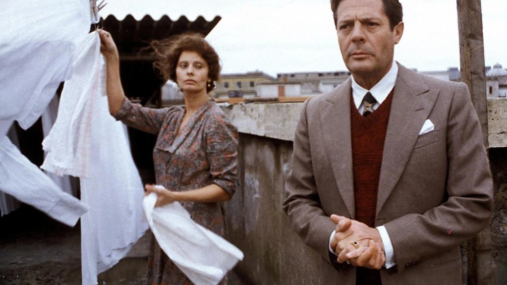 Sophia Loren e Marcello Mastroianni in una scena del film di Ettore Scola ‘Una giornata particolare’ girato nel 1997 Sophia Loren e Marcello Mastroianni in una scena del film di Ettore Scola ‘Una giornata particolare’ girato nel 1997