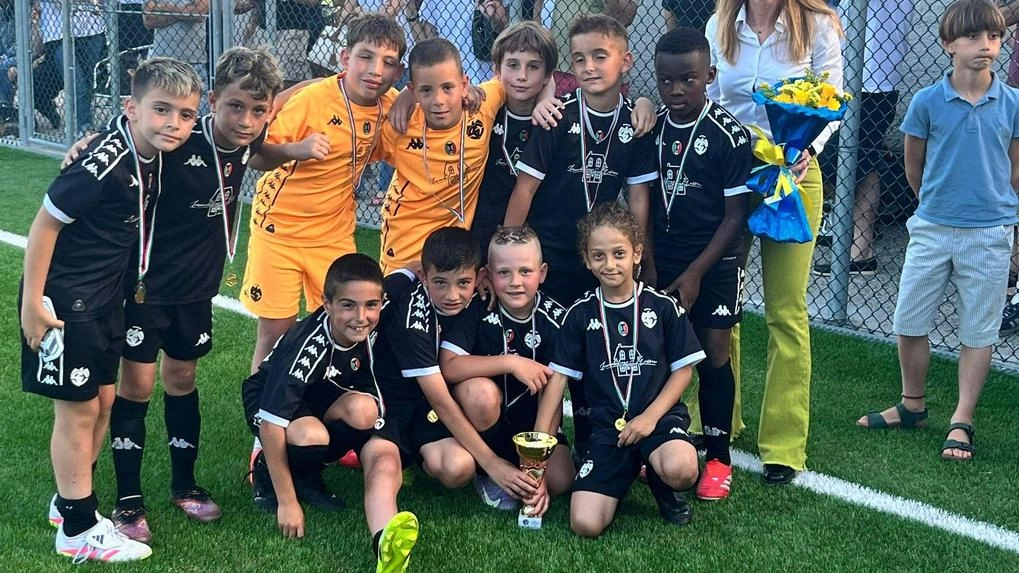 I pulcini dello Spezia, secondi, con l’assessora Lara Benfatto. In basso, la sindaca Serena Arrighi premia i vincitori della Fiorentina I pulcini dello Spezia, secondi, con l’assessora Lara Benfatto. In basso, la sindaca Serena Arrighi premia i vincitori della Fiorentina