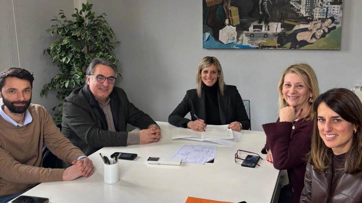 firma che certifica il passaggio dallo Stato al Comune a titolo gratuito dal notaio Sara Rivieri con il sindaco Claudio. Novoa e sulla destra Raffaella Narni, mentre ai lati ci sono Tiziana. Pardini e l’ingegnere comunale Stefano Nadotti