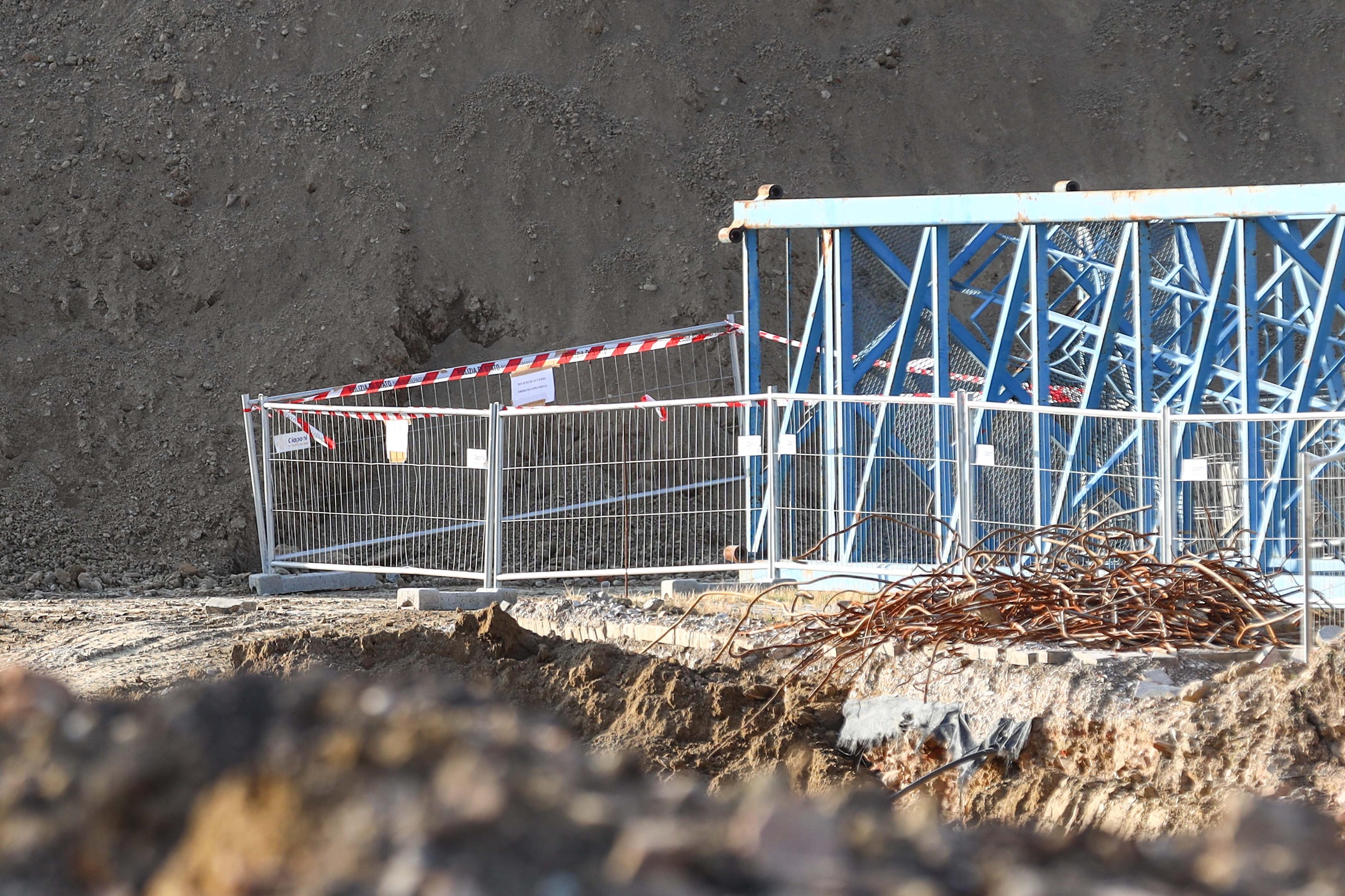 Ordigno bellico nel cantiere del teatro, la rimozione fissata a settembre Ordigno bellico nel cantiere del teatro, la rimozione fissata a settembre