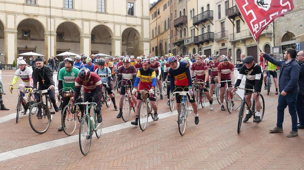 Nonostante la pioggia sono stati circa 700 i partecipanti nel weekend. Il percorso sulla salita del Giro d’Italia, e per i bambini la gara al Prato. .