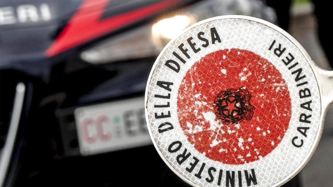 I carabinieri hanno intuito la pericolosità dell’uomo e hanno scortato la donna nel suo rientro a casa dove lui la aspettava armato