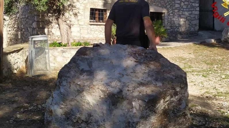 Intevento dei vigili del fuoco sul piazzale della Chiesa della Madonna dell’Ulivo. Rinvenuto a poca distanza un altro macigno di dimensioni maggiori. Intevento dei vigili del fuoco sul piazzale della Chiesa della Madonna dell’Ulivo. Rinvenuto a poca distanza un altro macigno di dimensioni maggiori.