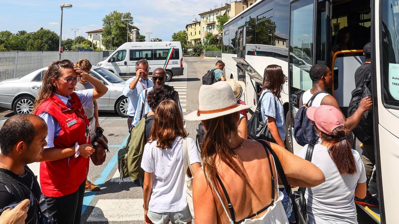 I pendolari salgono sul bus grazie all’aiuto di un’incaricata di Trenitalia I pendolari salgono sul bus grazie all’aiuto di un’incaricata di Trenitalia