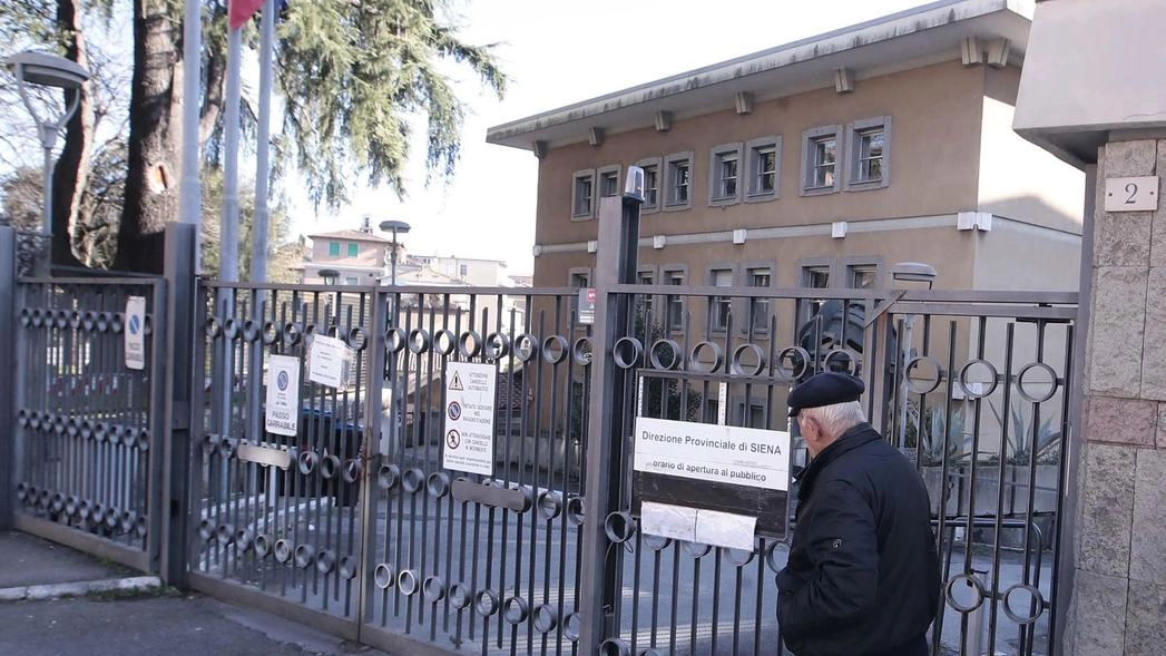 L’ingresso della sede Inps di Siena in via Lippo Memmi L’ingresso della sede Inps di Siena in via Lippo Memmi