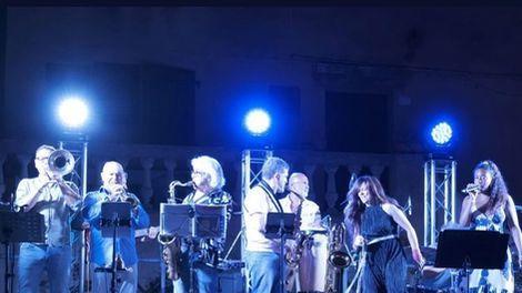 https://www.lanazione.it/image-service/view/acePublic/alias/contentid/ZWY3NDYxYWQtZjRjYy00/0/san-rocco-festival-the-music-crew-band-per-la-fondazione-il-sole.jpeg?f=16:9&w=1200&h=630