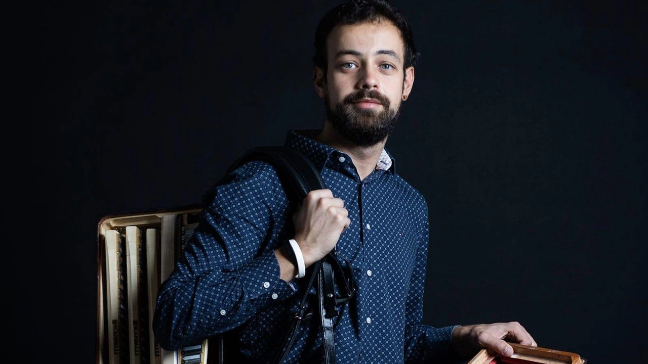 Samuele Telari è un giovane talento umbro, poeta e virtuoso della fisarmonica con le sue raffinate e originali trascrizioni Samuele Telari è un giovane talento umbro, poeta e virtuoso della fisarmonica con le sue raffinate e originali trascrizioni